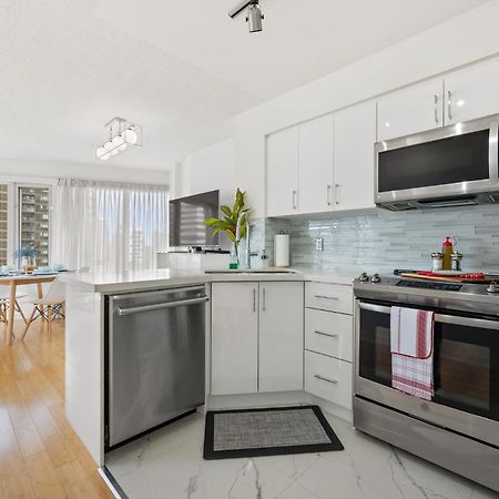 Modern 2-Bedroom Condo W Floor To Ceiling Windows Торонто Экстерьер фото