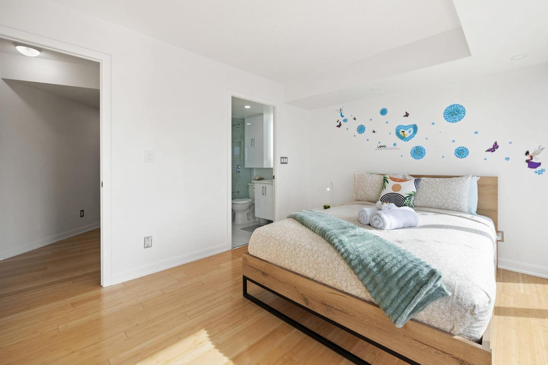 Modern 2-Bedroom Condo W Floor To Ceiling Windows Торонто Экстерьер фото
