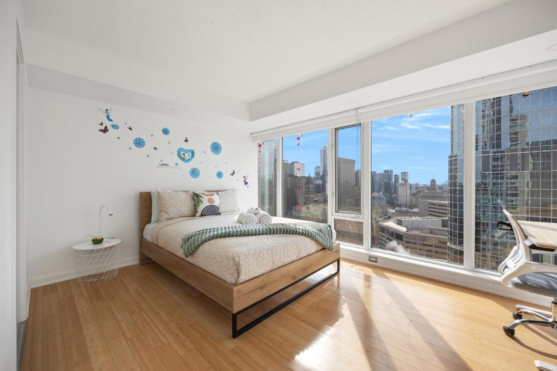 Modern 2-Bedroom Condo W Floor To Ceiling Windows Торонто Экстерьер фото